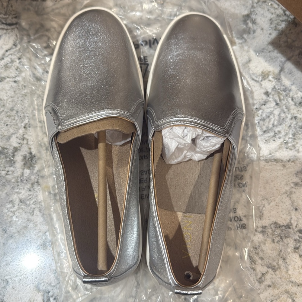 Vionic Shoes Size 7 - Picture 4 of 4
